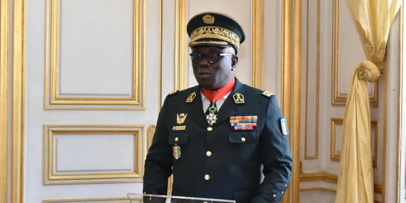 armee-ivoirienne-le-general-lassina-doumbia-recoit-la-medaille-de-la-gendarmerie-nationale