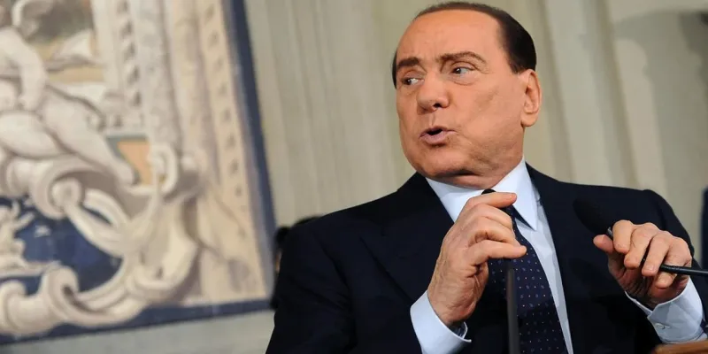 italie-des-milliers-de-personnes-rassemblees-a-milan-pour-les-funerailles-de-berlusconi