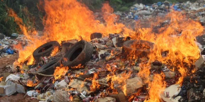 cote-divoire-plus-de-huit-8-millions-de-produits-corrompus-brule-a-agboville