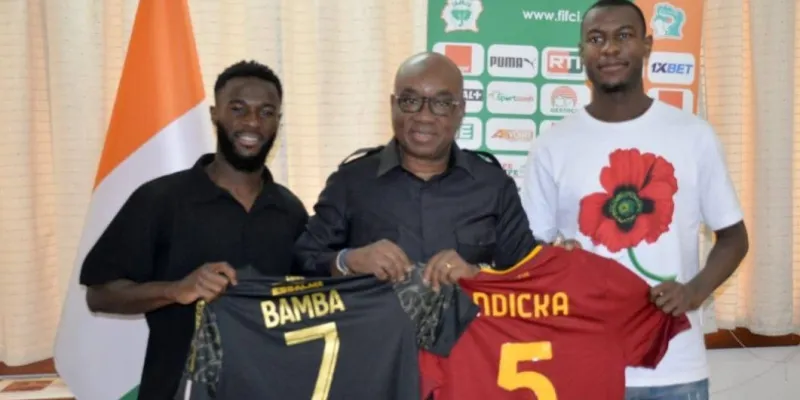 elephants-de-cote-divoire-jonathan-bamba-et-ndicka-offrent-leurs-maillots-au-president-idriss