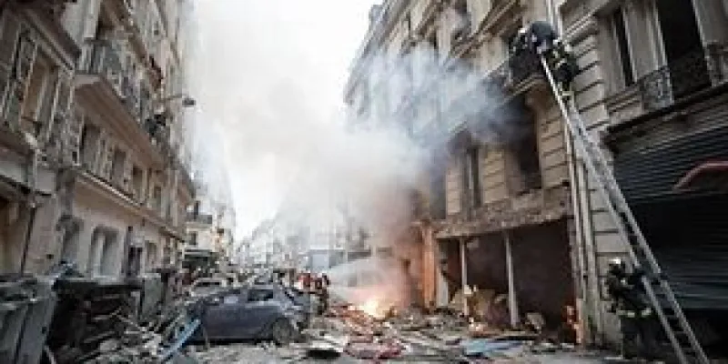 paris-une-enorme-explosion-de-gaz-dans-le-ve-arrondissement-plusieurs-immeubles-en-feu