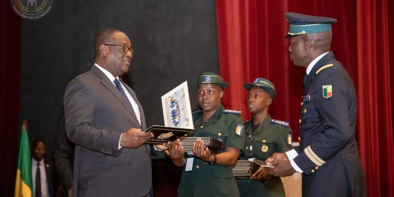 remise-de-brevets-aux-24-officiers-superieurs-auditeurs-du-4e-cours-detude-superieurs-de-defense