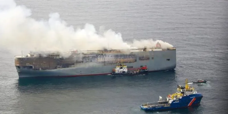 pays-bas-le-remorquage-du-cargo-en-feu-a-debute-sous-haute-surveillance