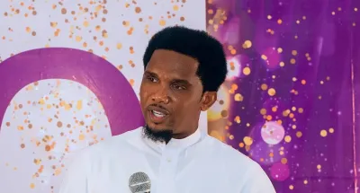 federation-camerounaise-de-football-samuel-etoo-fils-dans-de-sales-draps