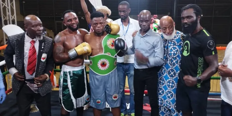 boxe-kone-adama-conserve-sa-ceinture-de-super-moyen-face-a-black-bomba