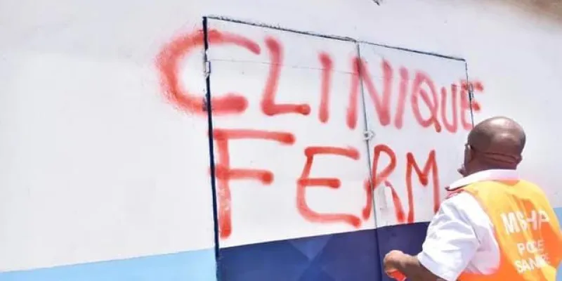 yopougon-suite-au-deces-dune-femme-devant-une-clinique-la-police-sanitaire-ferme-letablissement-pour-non-assistance-a-personne-en-danger