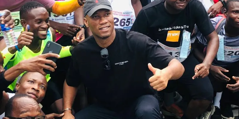 19eme-edition-du-semi-marathon-de-la-ville-dabidjan-plus-de-5-mille-personnes-courent-avec-didier-drogba