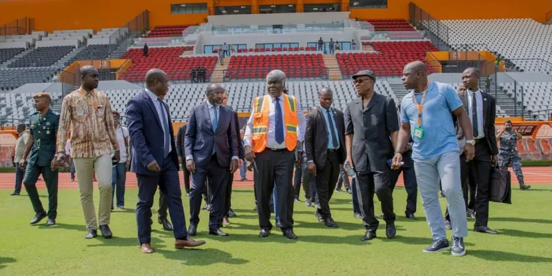 infrastructures-sportives-le-premier-ministre-robert-beugre-mambe-satisfait-des-corrections-apportees-au-stade-fhb
