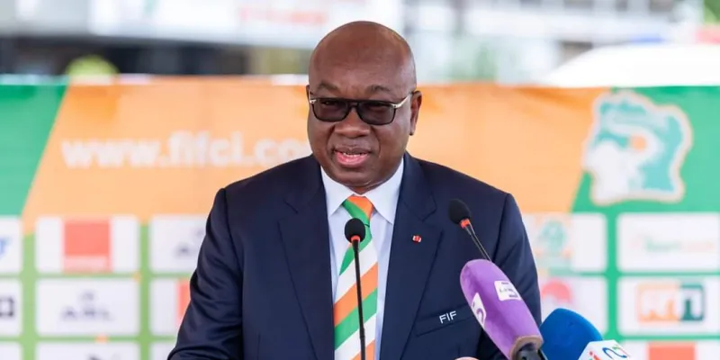 presentation-du-trophee-de-la-can-2023-aux-acteurs-du-football-plus-de-967-5-millions-de-francs-cfa-et-des-cars-offerts