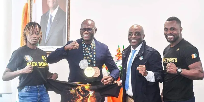 championnat-du-monde-de-kickboxing-adje-silas-match-felicite-les-3-elephants-boxeurs-medailles