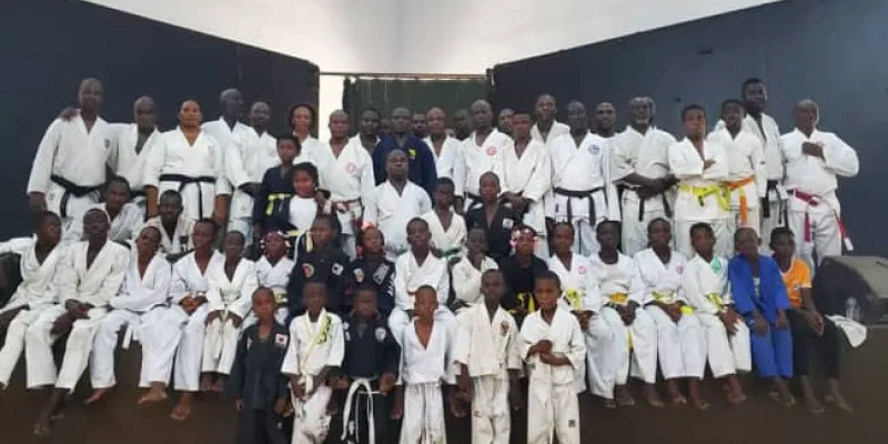 grand-stage-du-shito-ryu-a-abidjan-hanshi-harding-remobiise-ses-troupes