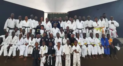 grand-stage-du-shito-ryu-a-abidjan-hanshi-harding-remobiise-ses-troupes