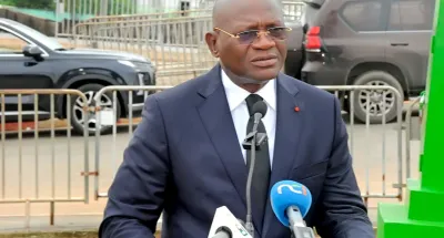 visibilite-et-attractivite-des-6-stades-de-la-can-2023-totem-publicite-sinstalle-au-stade-debimpe