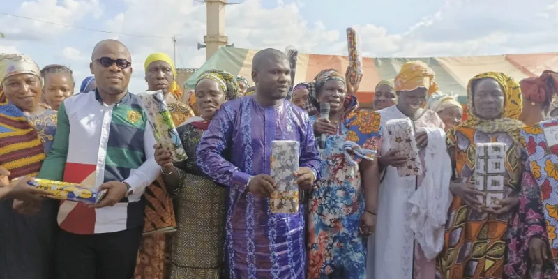 guemon-ange-gnonka-en-tournee-de-reconnaissance-aupres-des-femmes-malinke