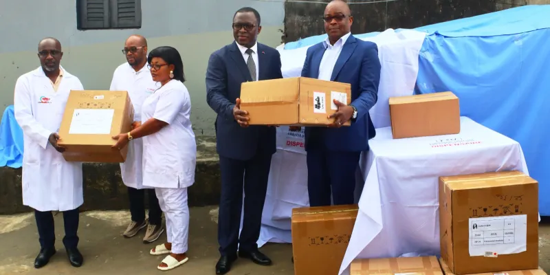 commune-dattecoube-paulin-claude-danho-et-la-mairie-font-don-dun-important-materiel-medical-aux-centres-de-sante