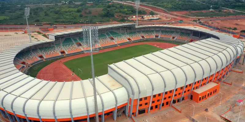 stade-amadou-gon-coulibaly-de-korhogo-la-pelouse-intacte-apres-le-concert-de-lartiste-himra