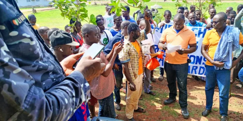 mevente-de-lanacarde-des-planteurs-et-cultivateurs-manifestent-a-tanda