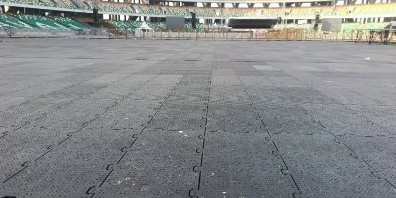 meeting-de-cloture-du-rhdp-au-stade-olympique-alassane-ouattara-debimpe-lons-deploie-les-grands-moyens-pour-la-protection-de-la-pelouse