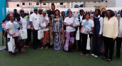 lutte-contre-le-paludisme-sebastien-haller-administre-des-doses-de-vaccin-aux-enfants