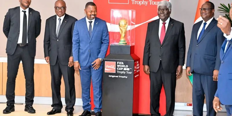 football-coupe-du-monde-2026-le-trophee-au-bord-de-la-lagune-ebrie
