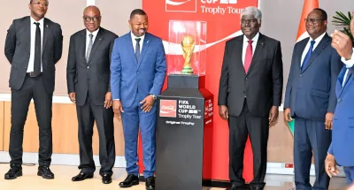 football-coupe-du-monde-2026-le-trophee-au-bord-de-la-lagune-ebrie