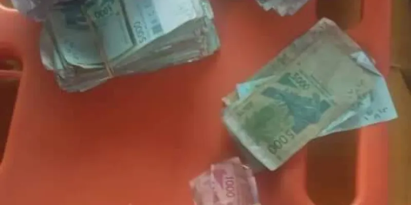 treichville-un-motocycliste-renverse-par-un-vehicule-des-millions-retrouves-sur-lui-ont-ete-remis