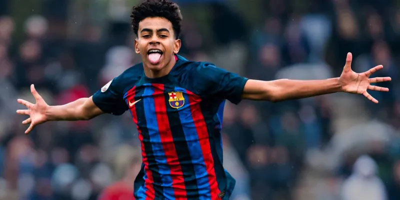 fc-barcelone-lamine-yamal-le-plus-jeune-senior-dans-lhistoire-du-club-est-marocain