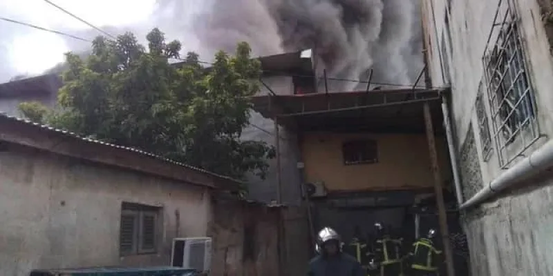 adjame-deux-entrepots-de-stockage-de-balles-de-tissus-partent-en-fumee