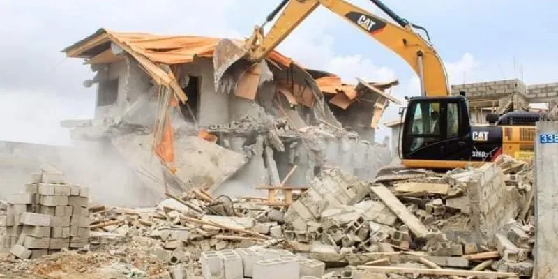 constructions-anarchiques-9-duplex-dune-valeur-de-500-millions-demolis-a-cocody