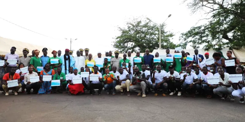 insertion-professionnelle-des-attestations-de-stages-et-permis-de-conduire-remis-a-des-jeunes