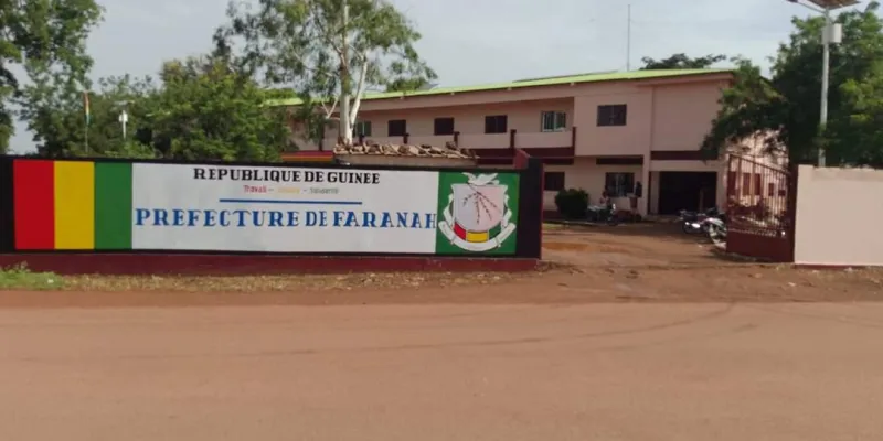 guinee-un-representant-du-plan-guinee-bastonne-par-des-eleves