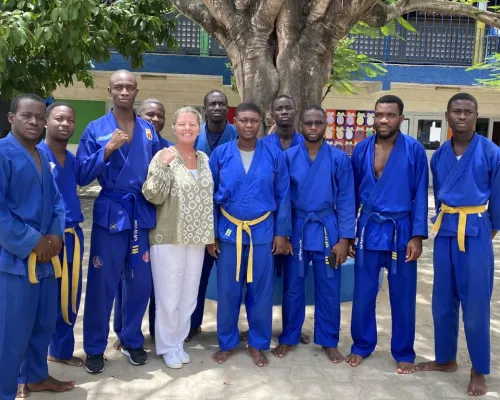 sport-fofana-souleymane-initie-les-ecoliers-du-groupe-scolaire-paul-langevin-a-lart-martial