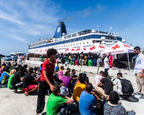 des-milliers-de-migrants-affluent-sur-lile-de-lampedusa-en-italie